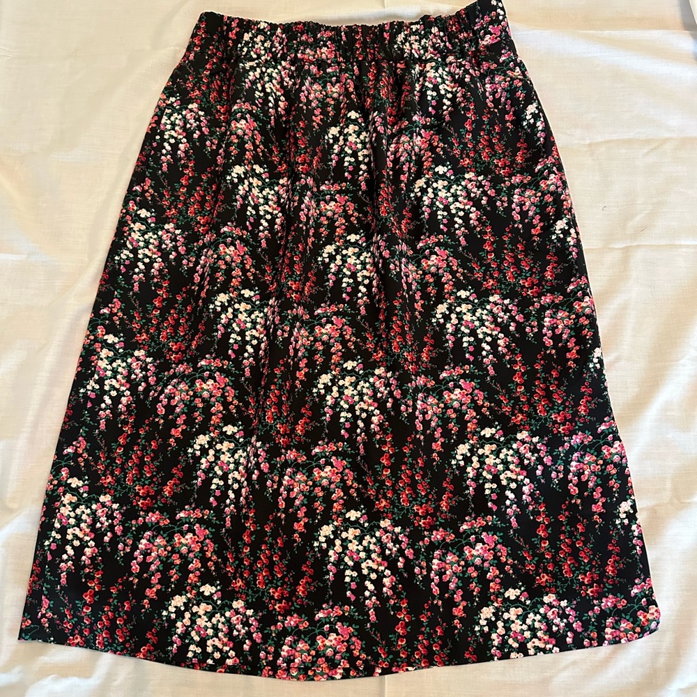 J. Crew Elastic Waist, Side Pockets Skirt
Sz L
Excellent Condition